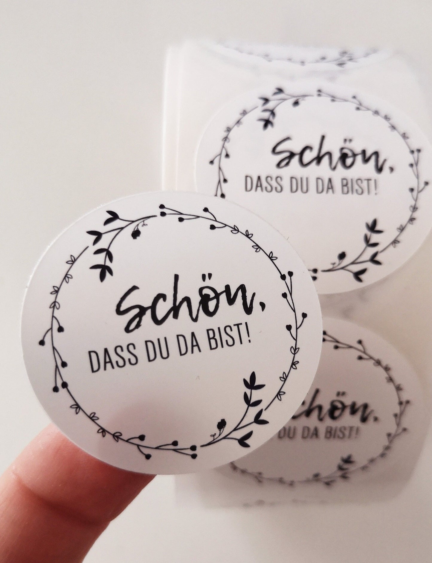 Aufkleber "Schön, dass du da bist!" - Blumenkranz weiß, schwarz - Ø40mm
