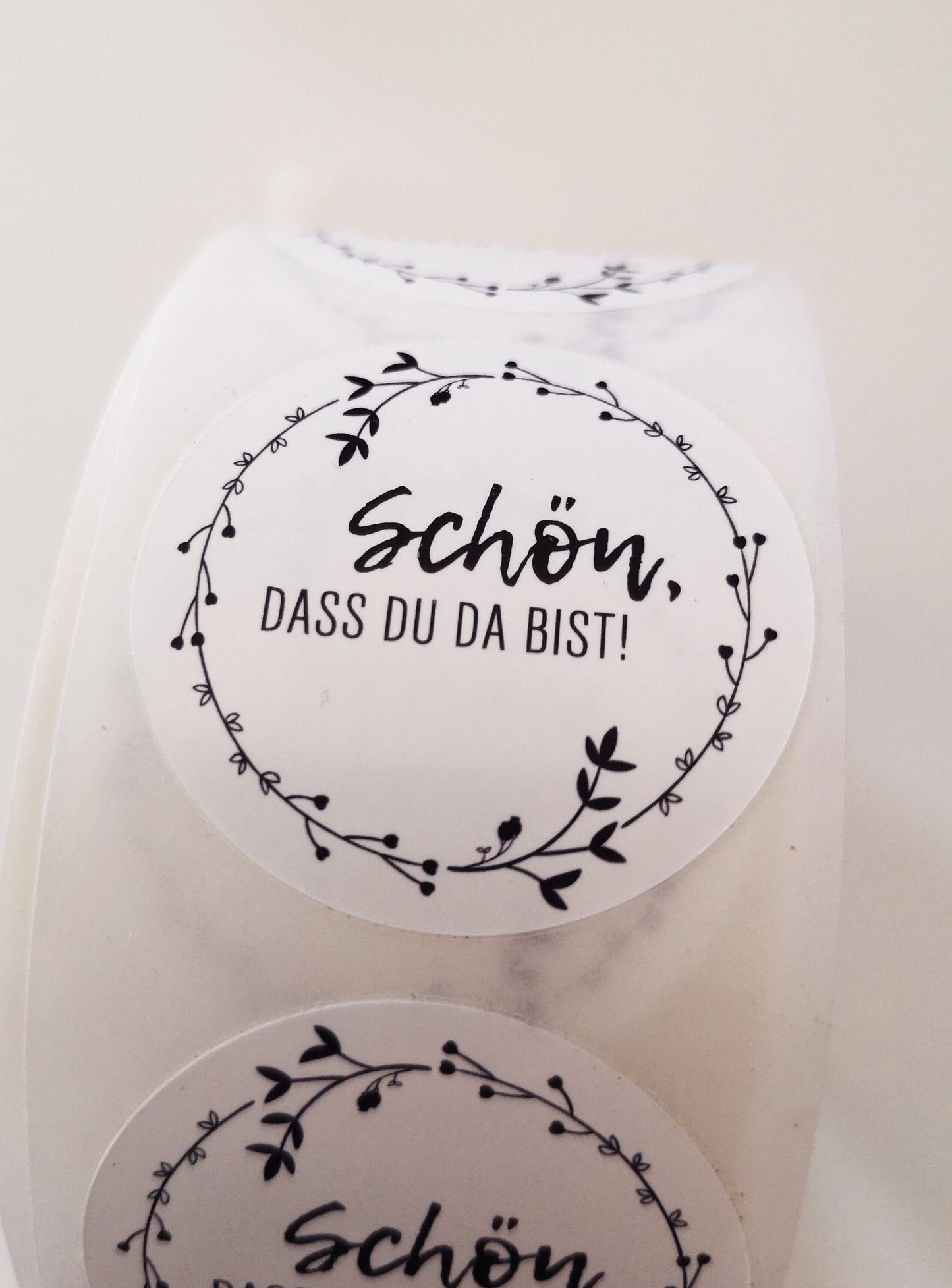 Aufkleber "Schön, dass du da bist!" - Blumenkranz weiß, schwarz - Ø40mm