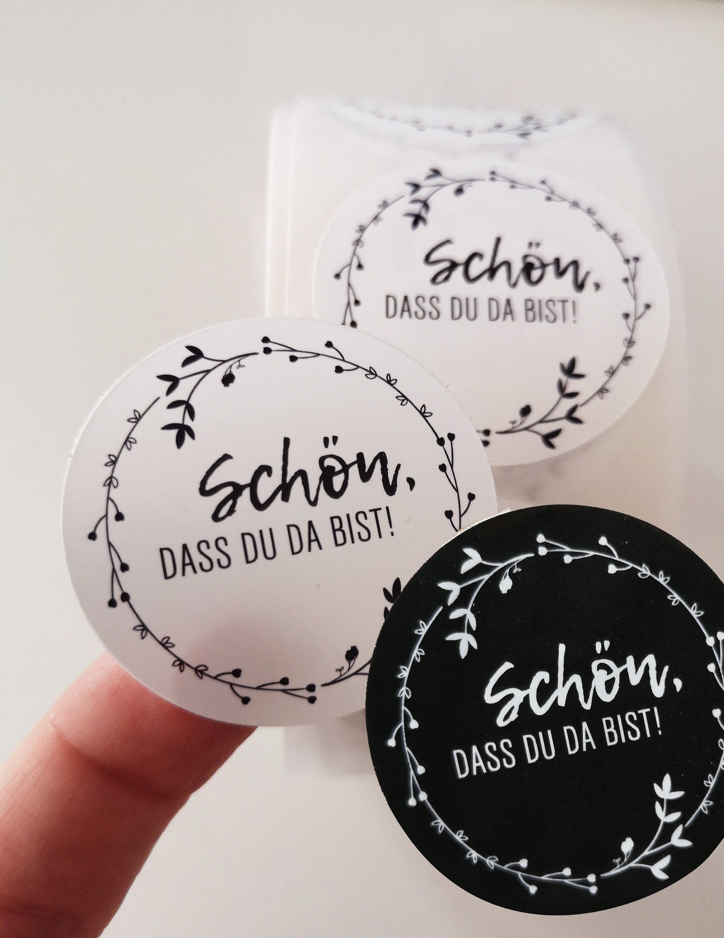 Aufkleber "Schön, dass du da bist!" - Blumenkranz weiß, schwarz - Ø40mm