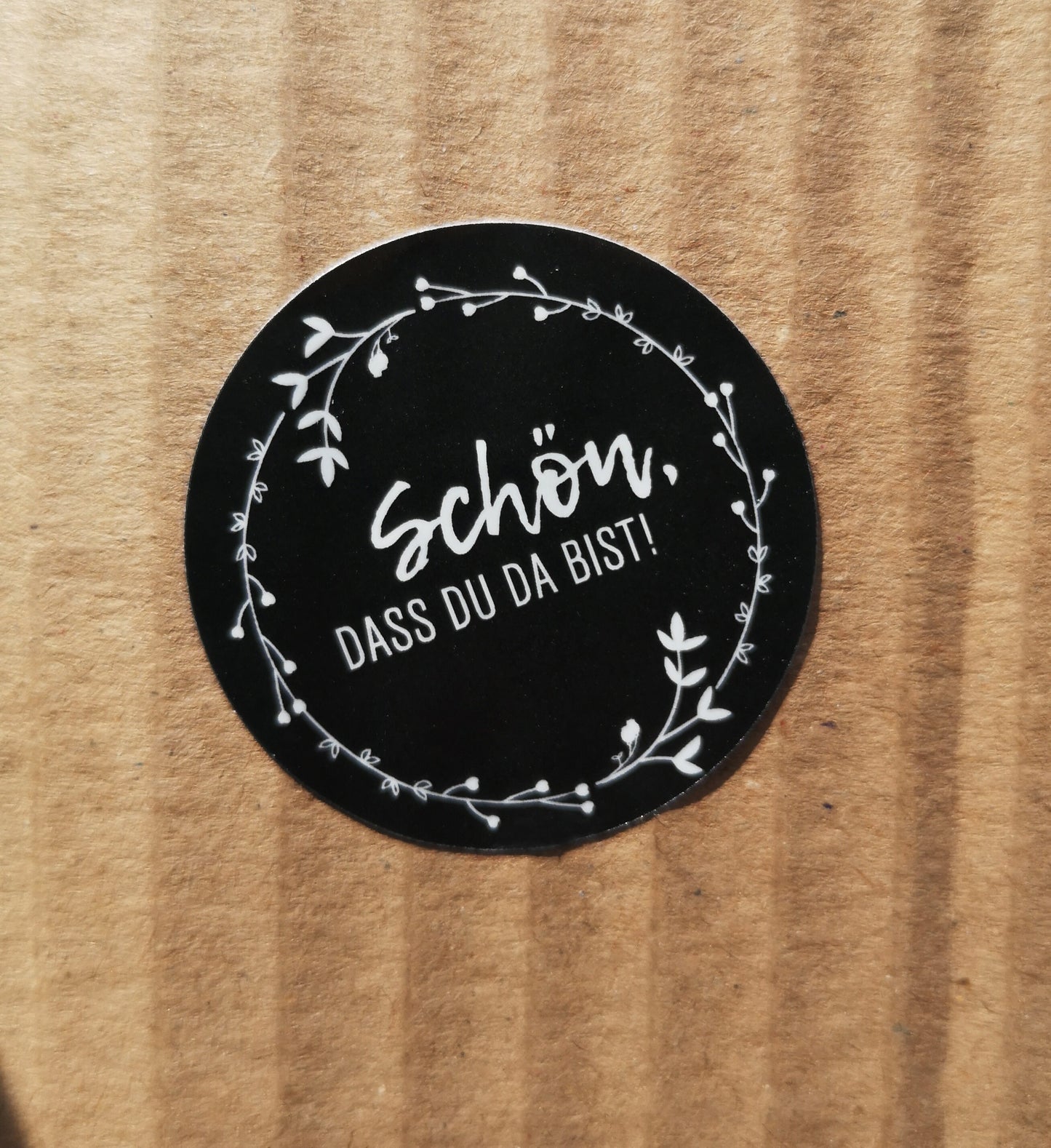 Aufkleber "Schön, dass du da bist!" - Blumenkranz weiß, schwarz - Ø40mm